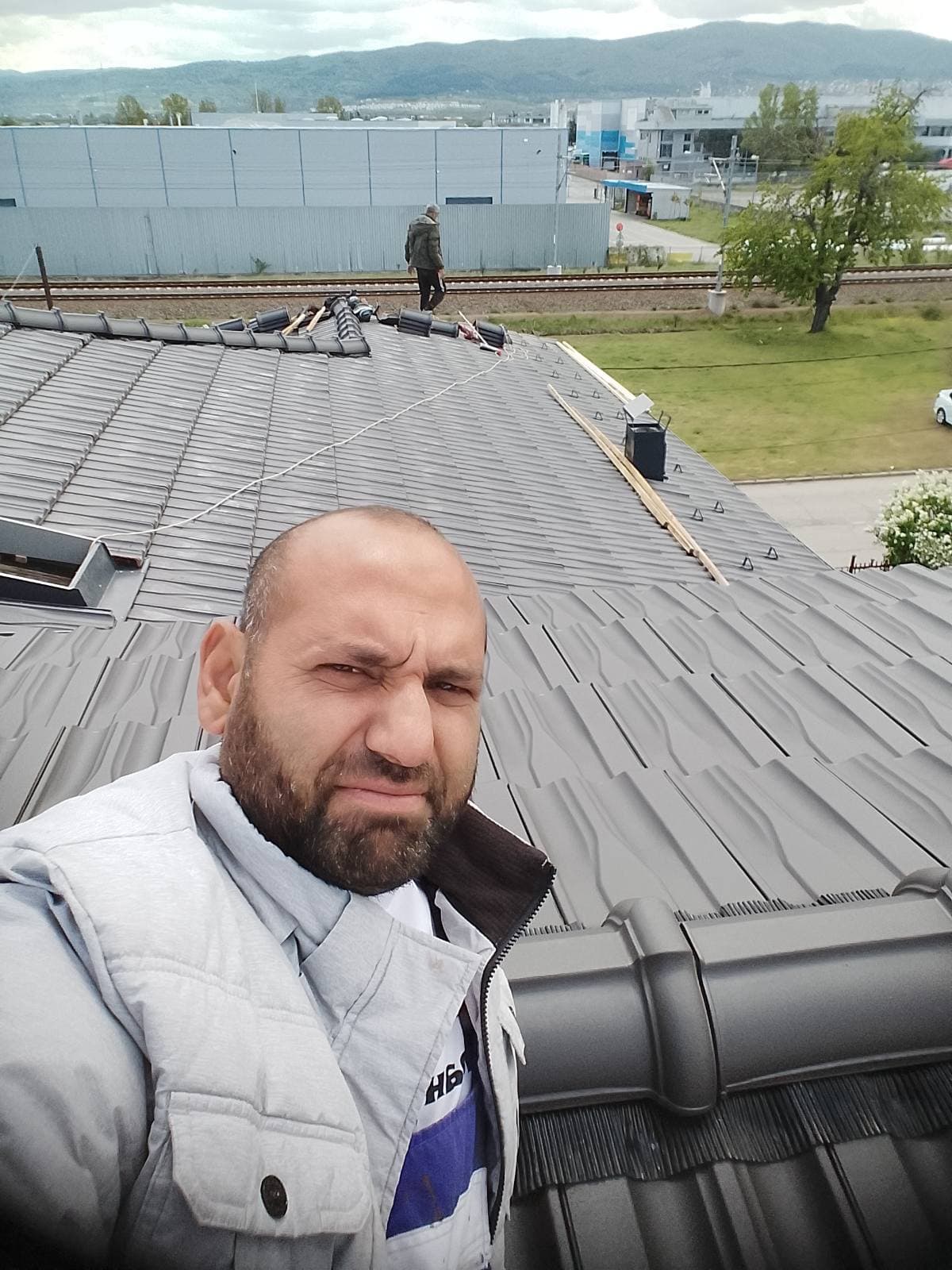 Завършен покрив с нови керемиди — Йоан строи Бг